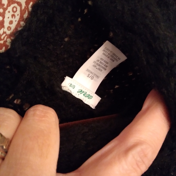 Aerie fringe cable poncho sweater black one sz - Picture 3 of 4